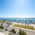 Balmy Leeward At The Marina Lejlighed